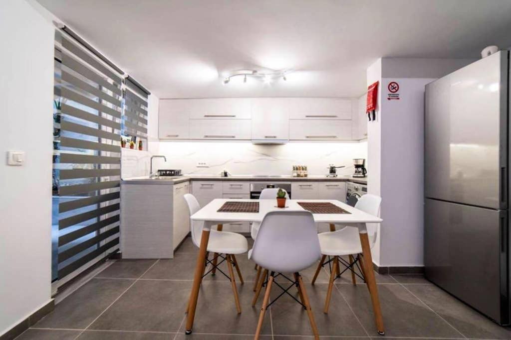 아테네 Brand New Aprt With Backyard In Lycabettus Hill ! 아파트 외부 사진