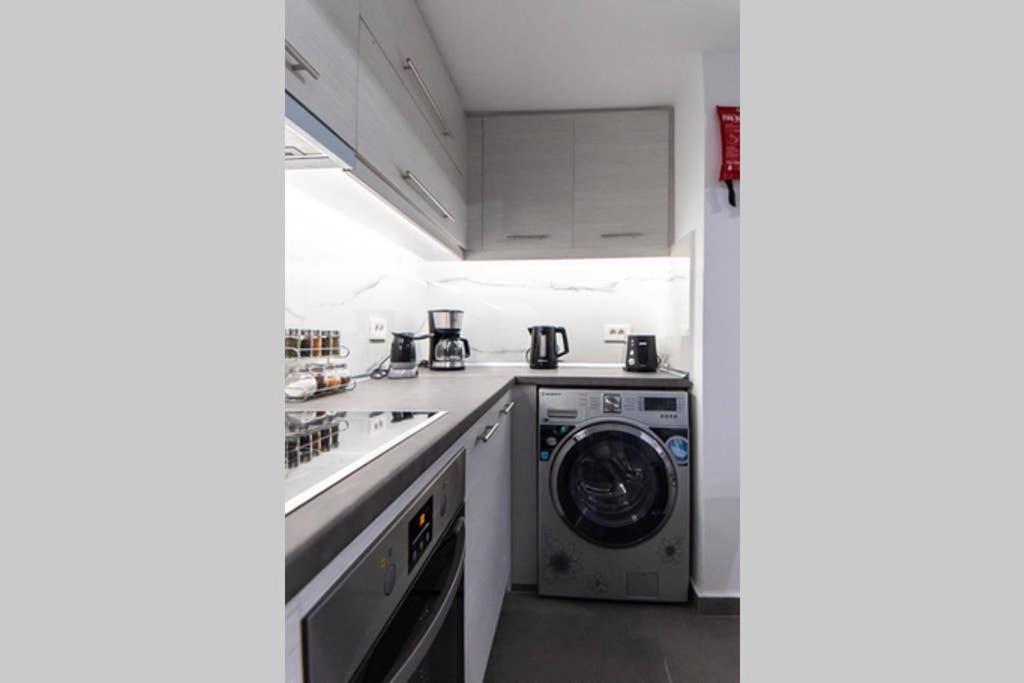 아테네 Brand New Aprt With Backyard In Lycabettus Hill ! 아파트 외부 사진